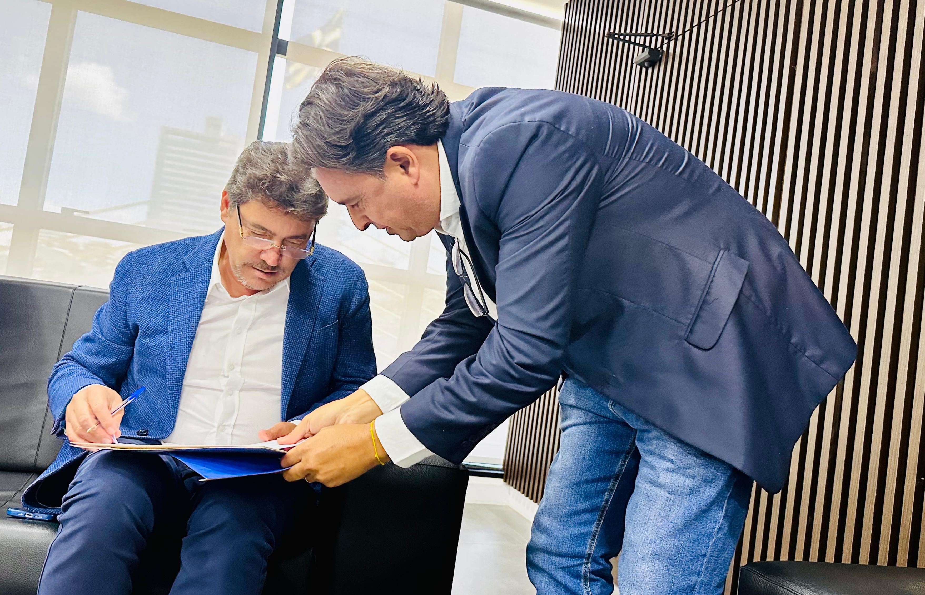 A pedido de Jean Carlos, feirões do São Jorge e IAPC serão reformados com recursos viabilizados pelo senador Wilder Morais em parceria com prefeito Márcio Corrêa