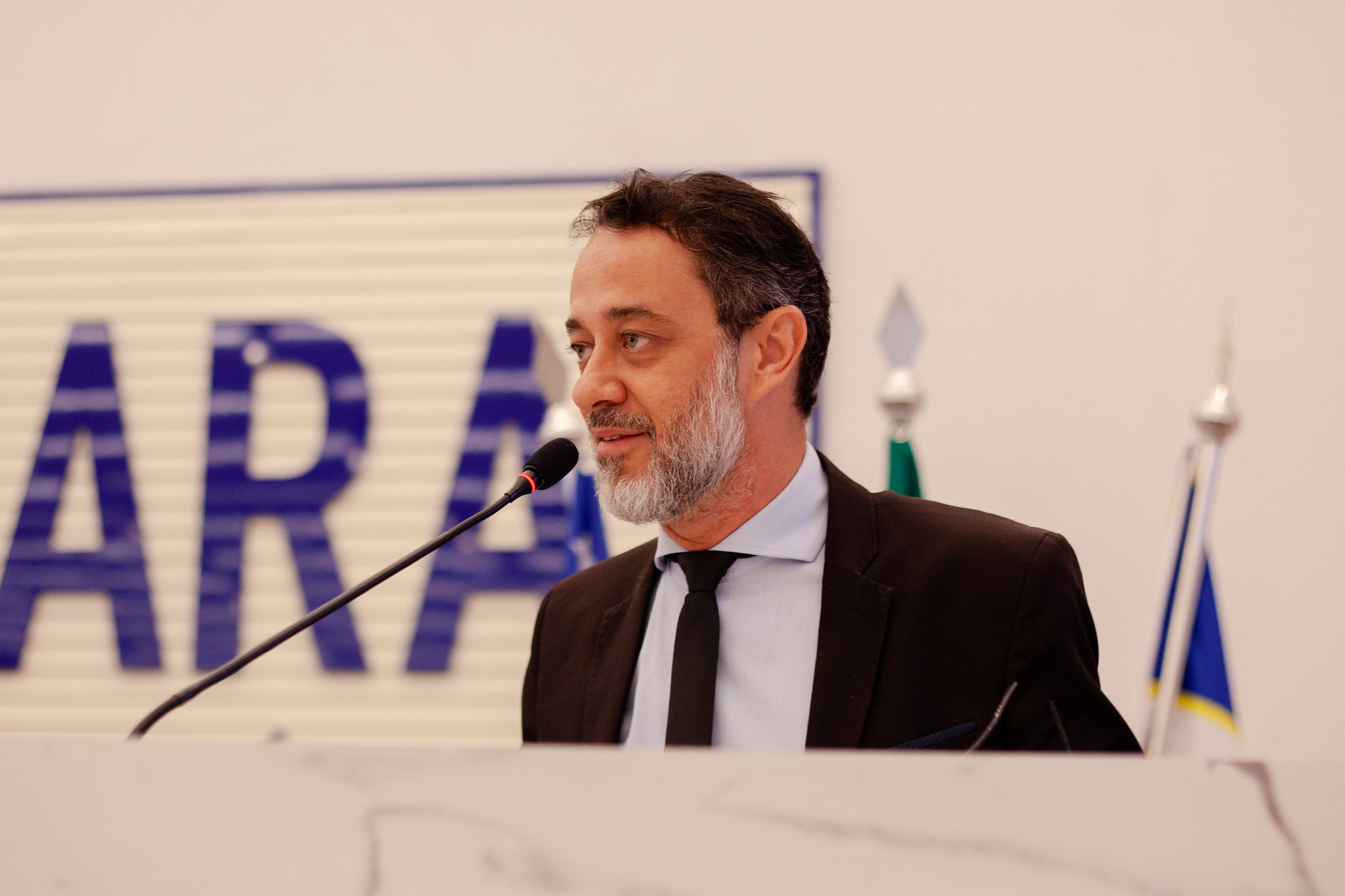 Alex Martins defende implantação do estacionamento rotativo digital em Anápolis