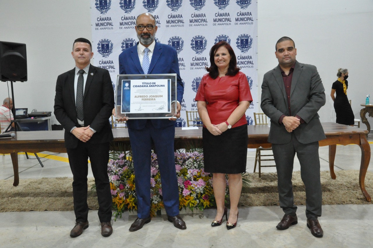 Alfredo Joaquim Ferreira, diretor da Escola Adventista, se torna cidadão anapolino