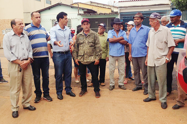 Alfredo Landim apoia moradores do Laranjeiras em protesto contra Saneago