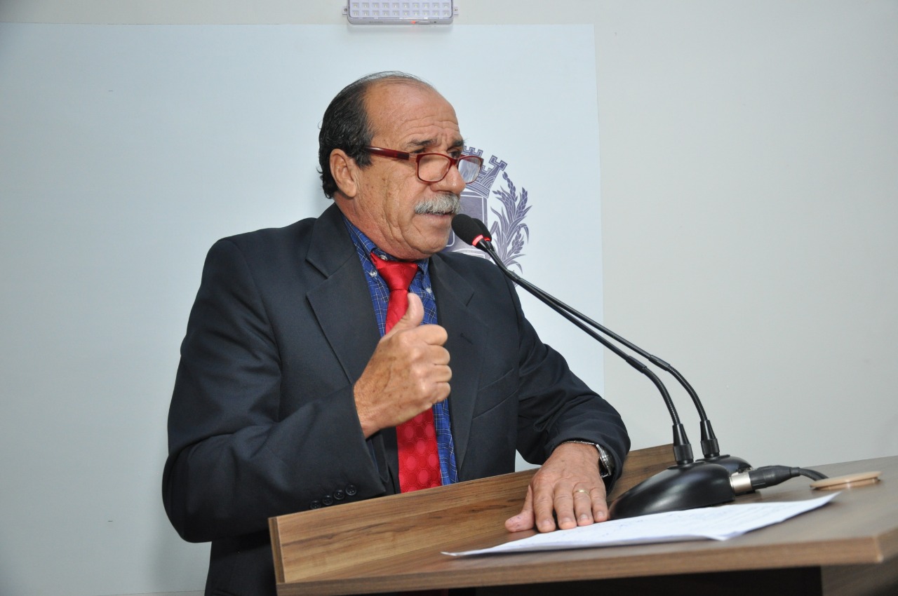 Alfredo Landim critica demora na conclusão de obras de construção de cmeis