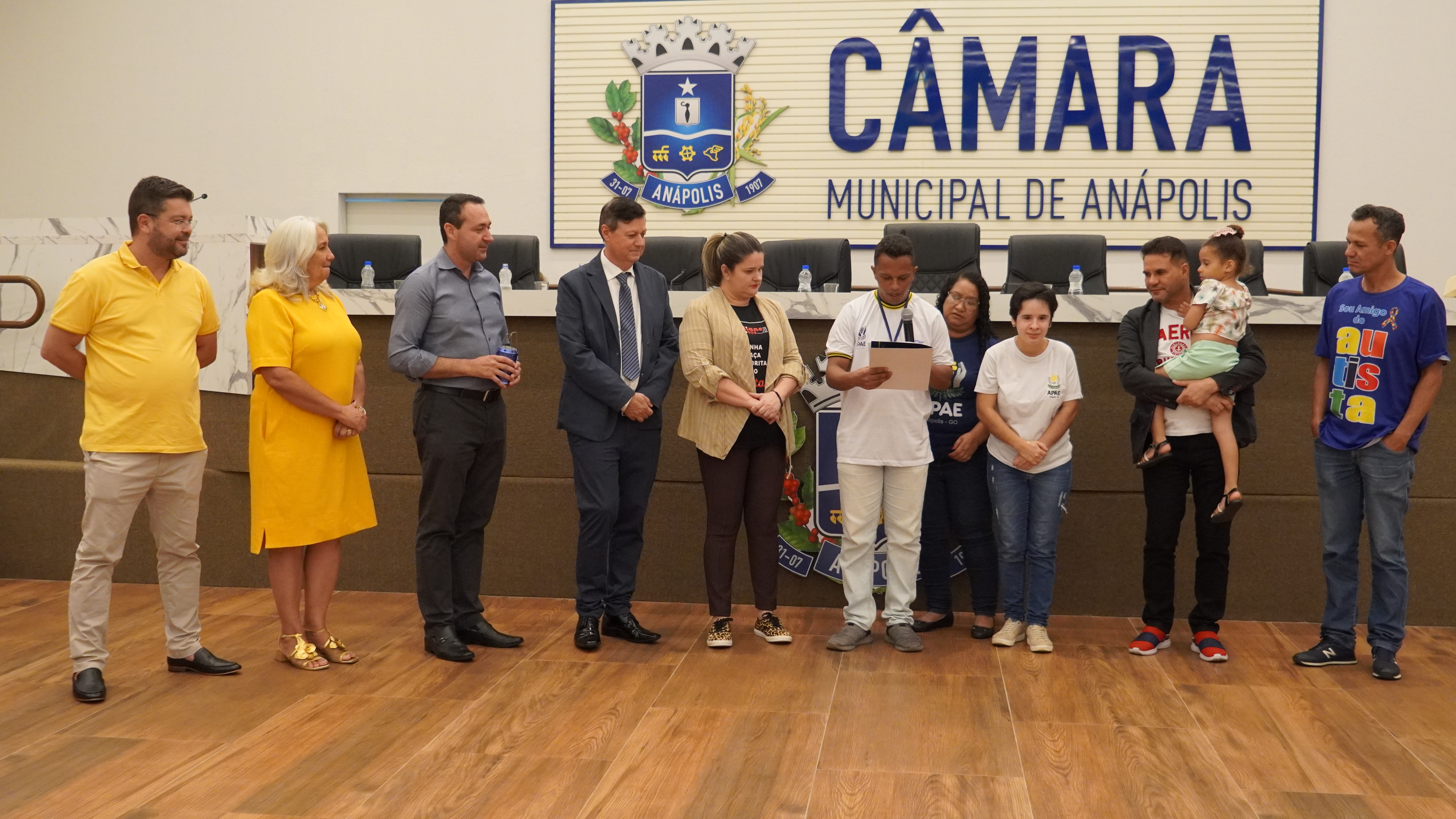 Alunos da Apae repassam Lamparina de Diógenes para a Câmara