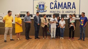 Alunos da Apae repassam Lamparina de Diógenes para a Câmara