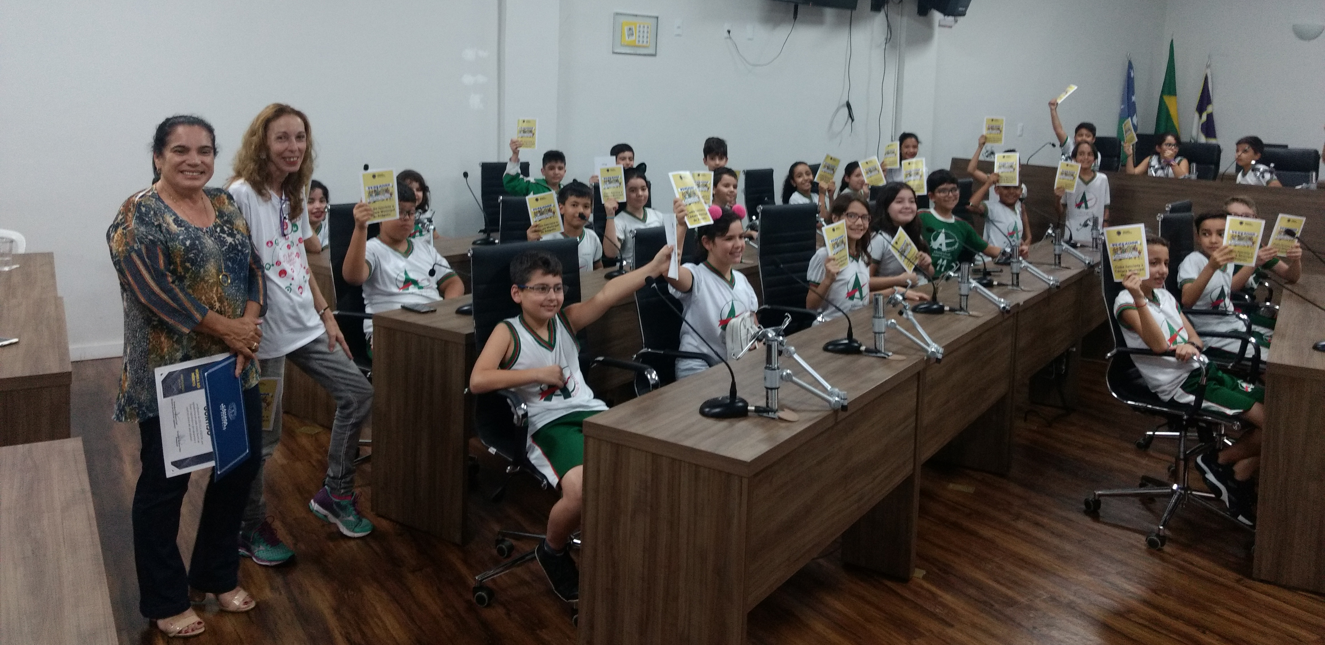 Alunos da Escola Atrium participam do projeto Escola do Legislativo