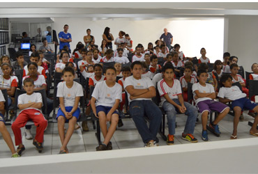 Alunos da Escola Municipal Raymundo Paulo Hargreaves visitam a Câmara