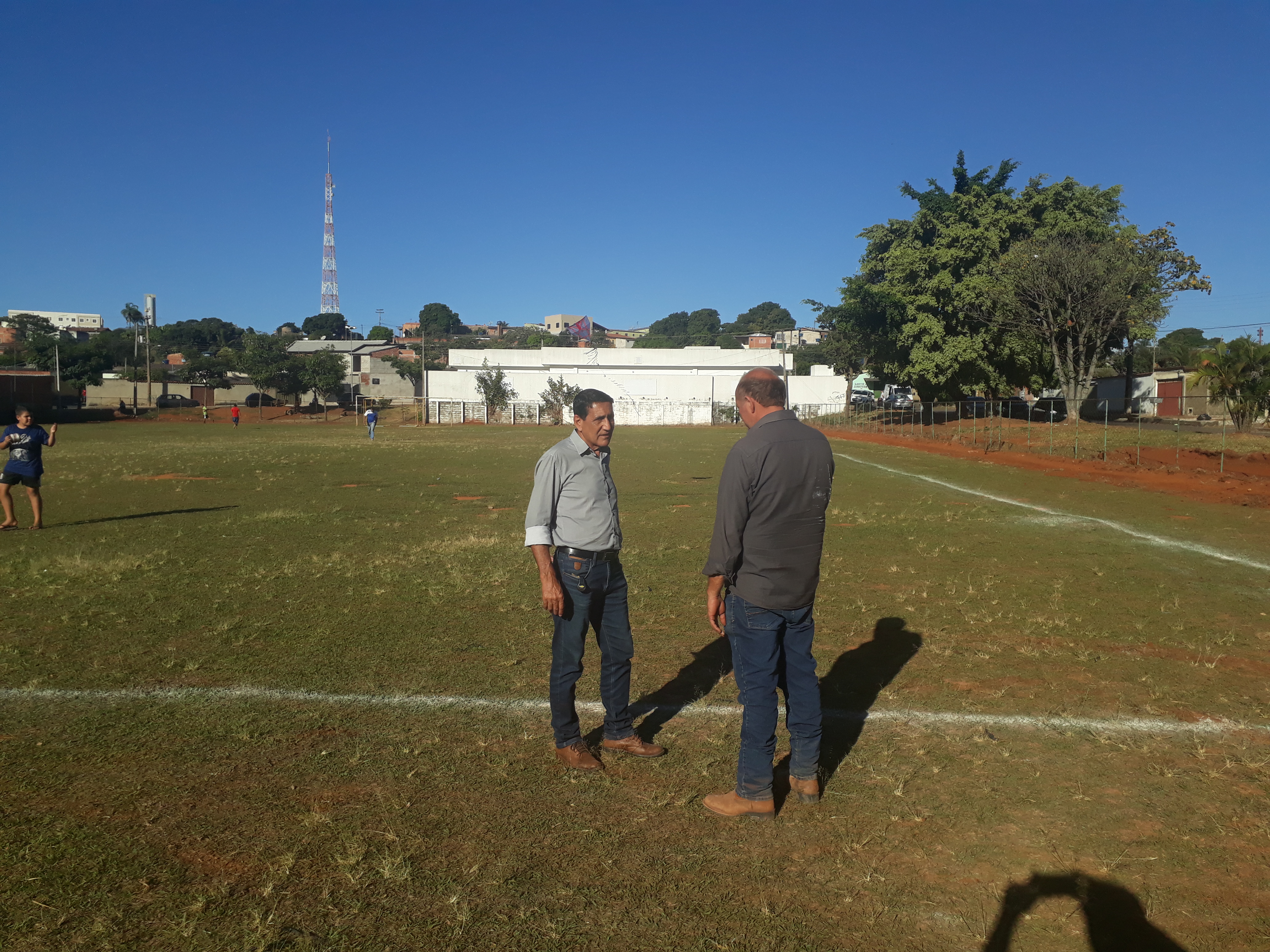Américo inspeciona obras do Campo da Nova Vila e ressalta parceria entre Prefeitura e Câmara