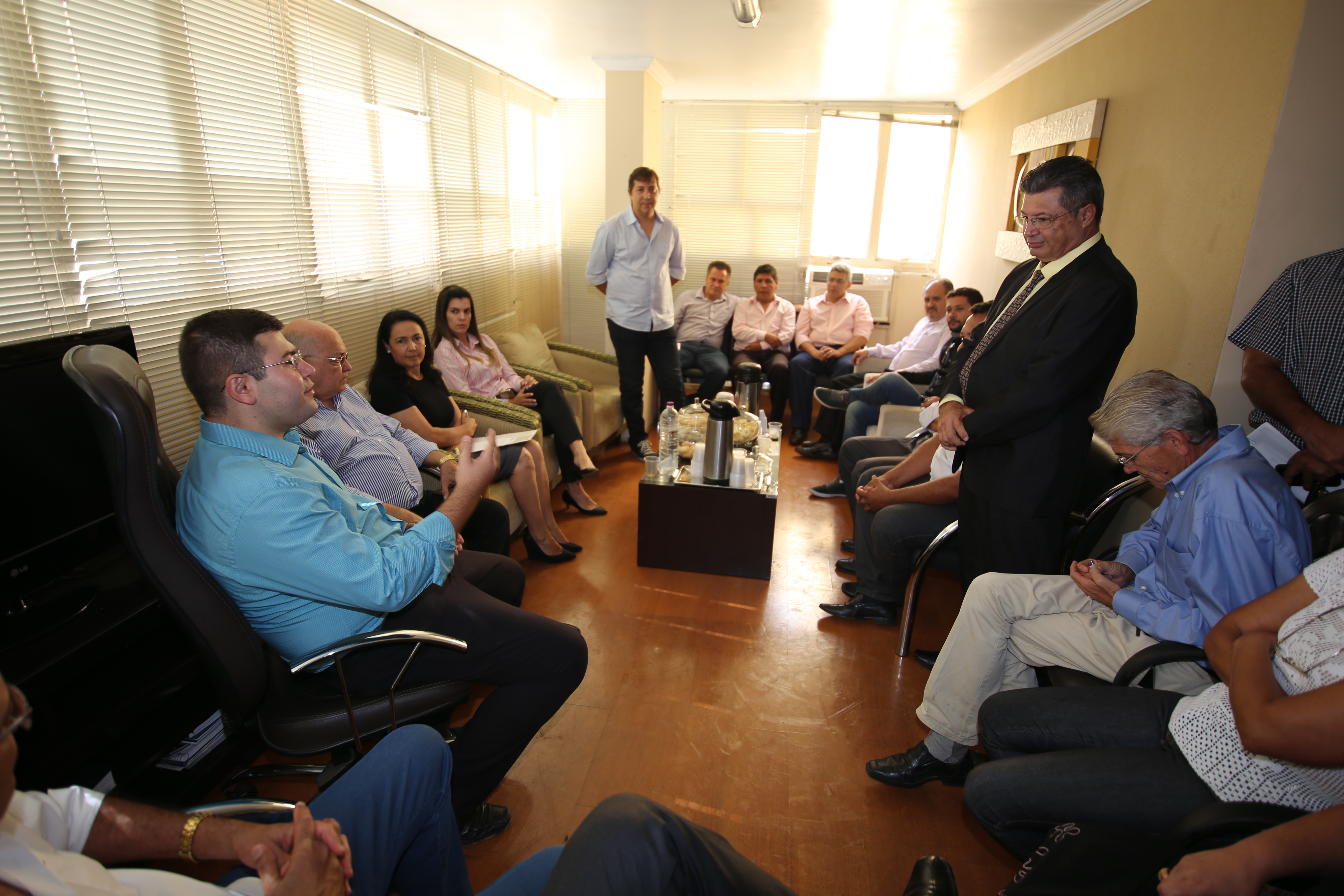 Amilton Filho apresenta diretores e chefes de departamento e pede unidade e compromisso com a população