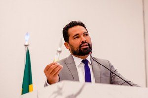 Ananias Júnior defende projeto de sua iniciativa que trata da transição energética e prédios públicos