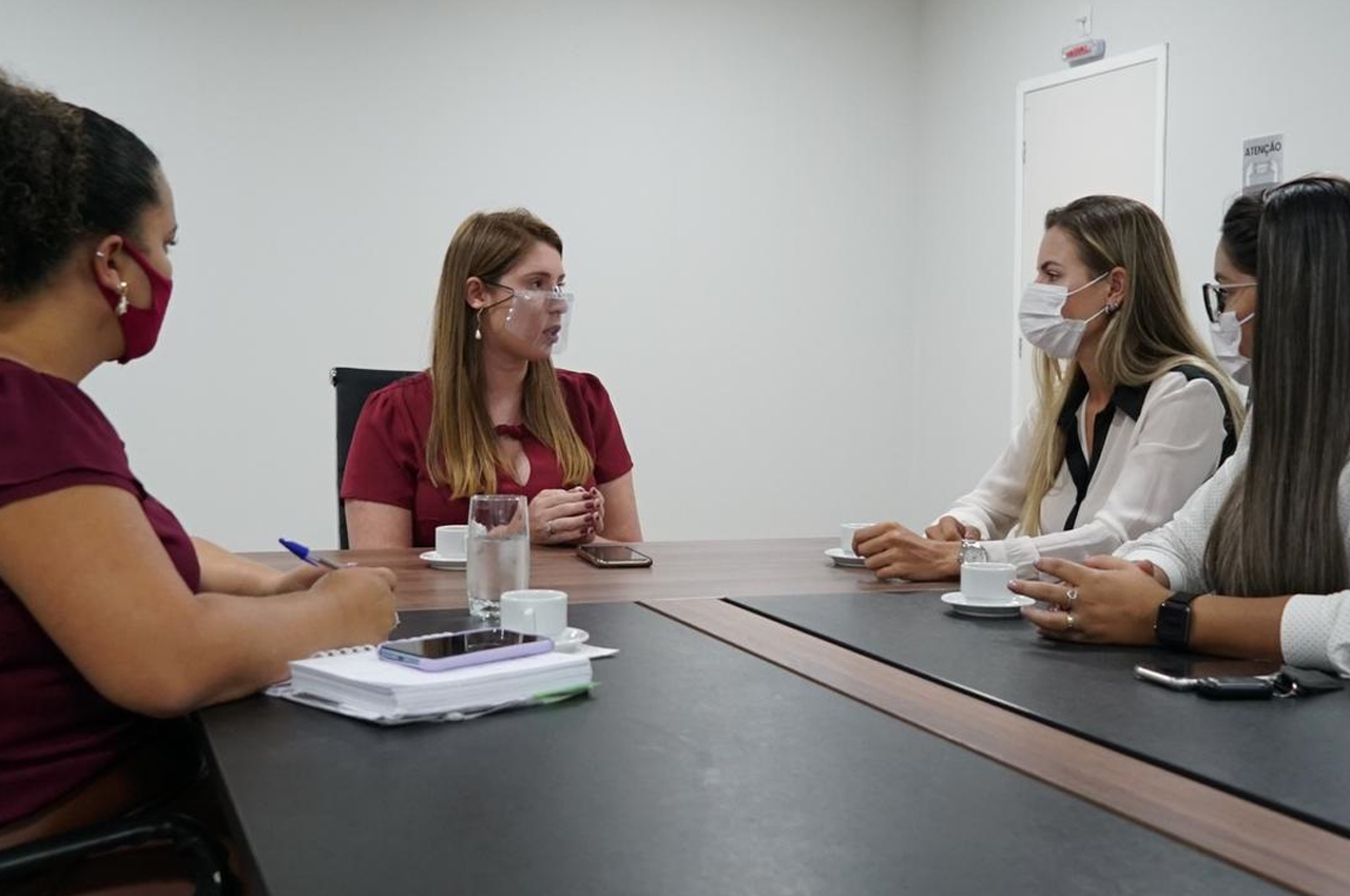 Andreia Rezende conversa com advogadas sobre políticas públicas voltadas para mulheres 