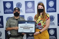 Andreia Rezende entrega Moção de Aplauso a policial que salvou bebê de engasgamento
