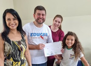 Andreia Rezende estuda implantar projeto para estimular leitura em transporte escolar