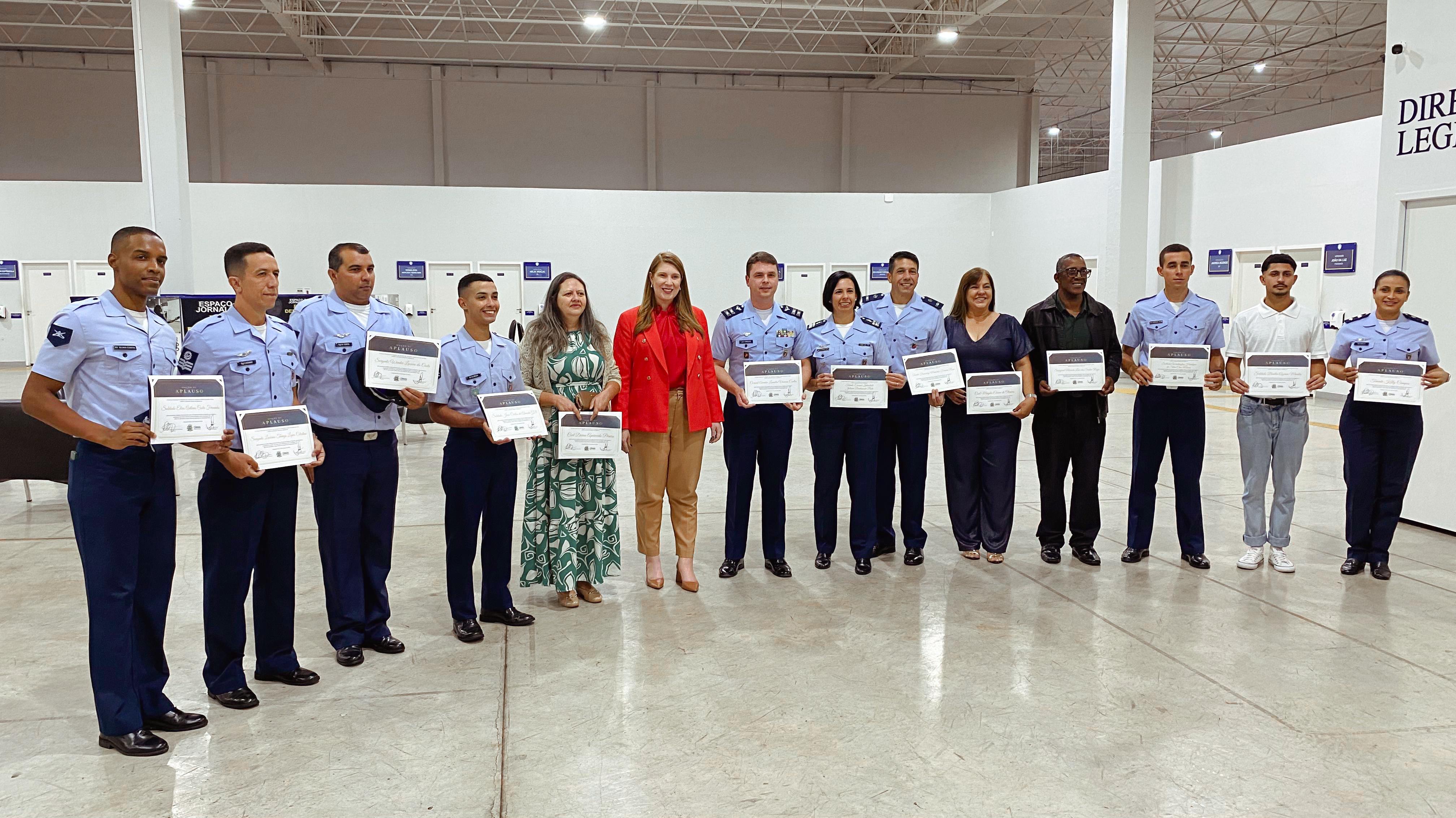 Andreia Rezende homenageia Base Aérea de Anápolis por projeto social das forças armadas