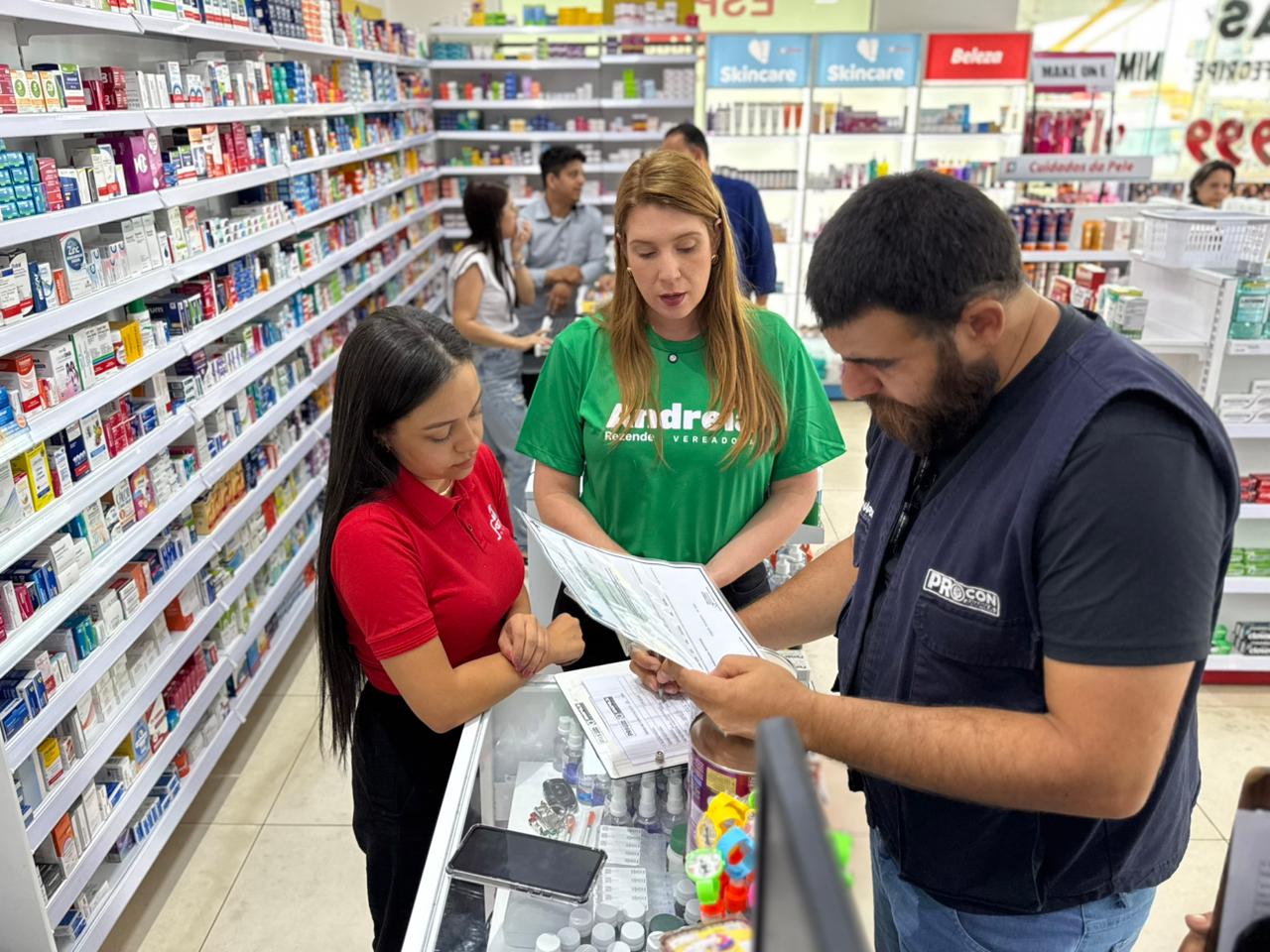 Andreia Rezende lidera ação em Anápolis para retirar fórmulas infantis contaminadas das prateleiras