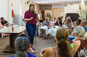 Andreia Rezende ministra palestra na Associação Beneficente Irmãs Dorcas