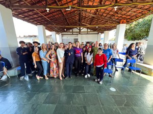 Andreia Rezende ministra palestra sobre o Agosto Lilás no Colégio Américo Borges de Carvalho