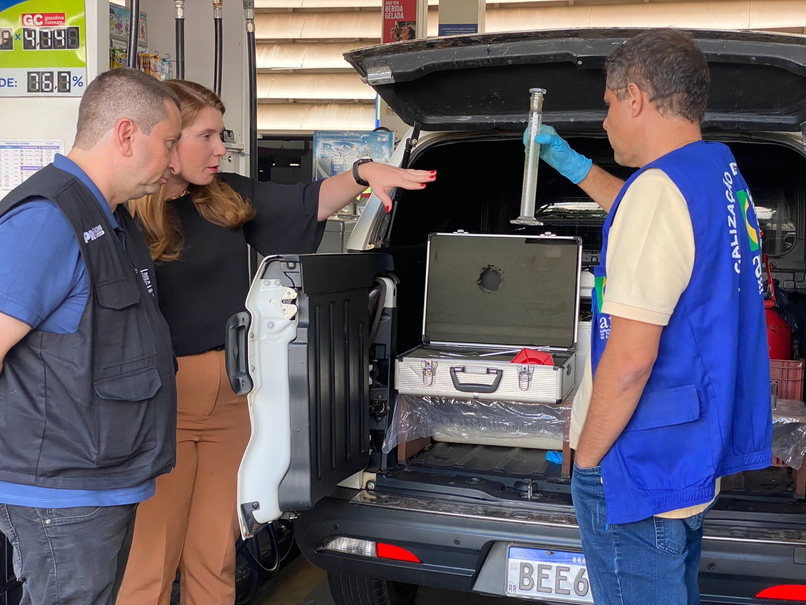 Andreia Rezende participa de blitz para observar e analisar a qualidade do combustível em Anápolis