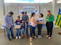Andreia Rezende participa de entrega de kits escolares e uniformes