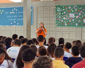 Andreia Rezende ministra palestra com o tema "Dia Laranja"