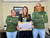 Andreia Rezende recebe certificado de parceria do grupo GPA