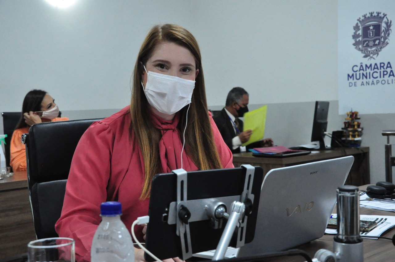 Andréia Rezende reconhece trabalho dos profissionais de saúde e de imprensa