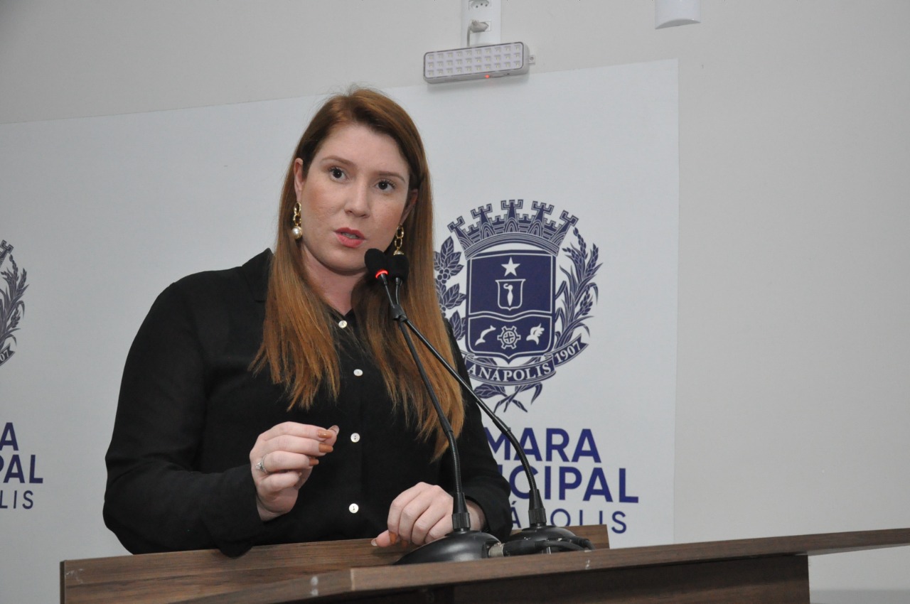 Andreia Rezende registra BO contra a Enel por falhas no atendimento ao anapolino