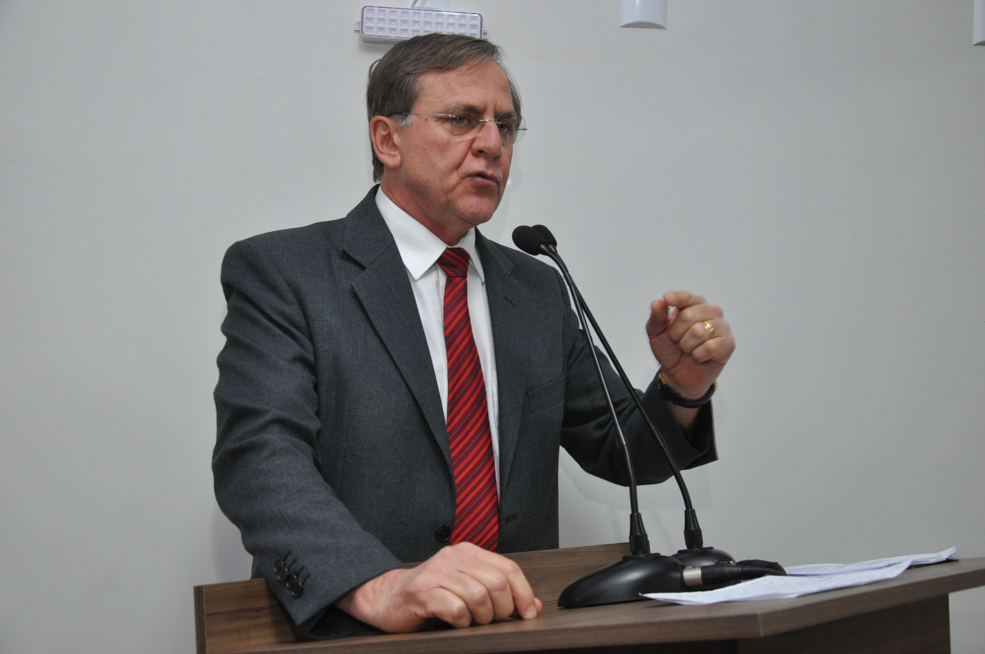 Antônio Gomide questiona artigos referentes a renovação do contrato com a Saneago