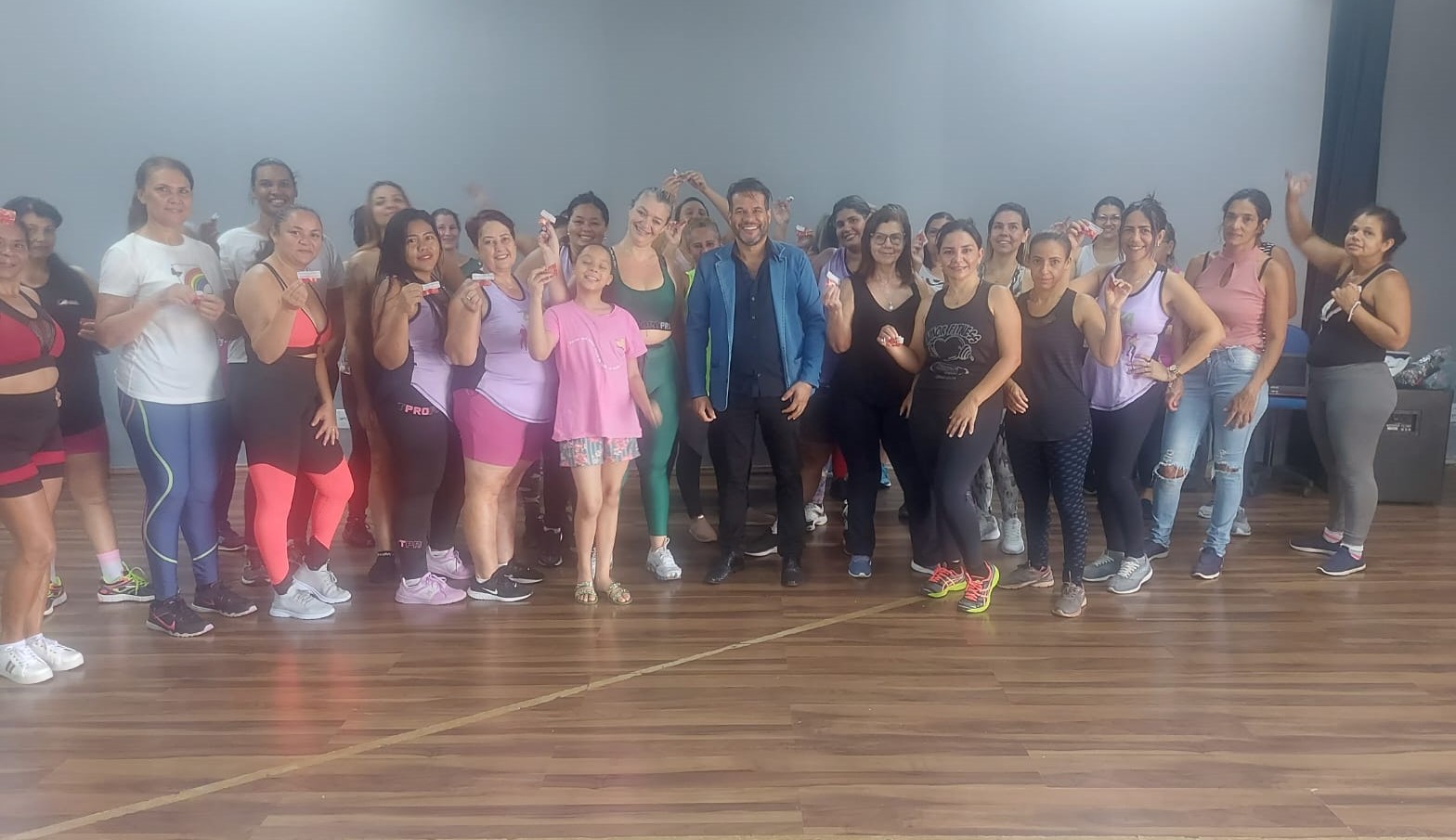 Presidente Domingos Paula prestigia aula de zumba no Jardim Alvorada 