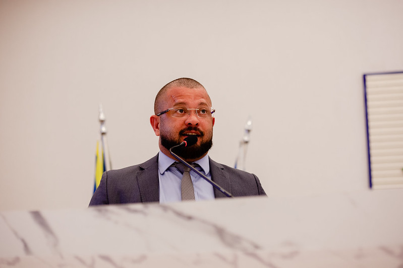Cabo Fred Caixeta questiona contrato de iluminação e cobra informações sobre regime de adiantamento