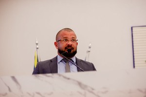 Cabo Fred Caixeta questiona contrato de iluminação e cobra informações sobre regime de adiantamento