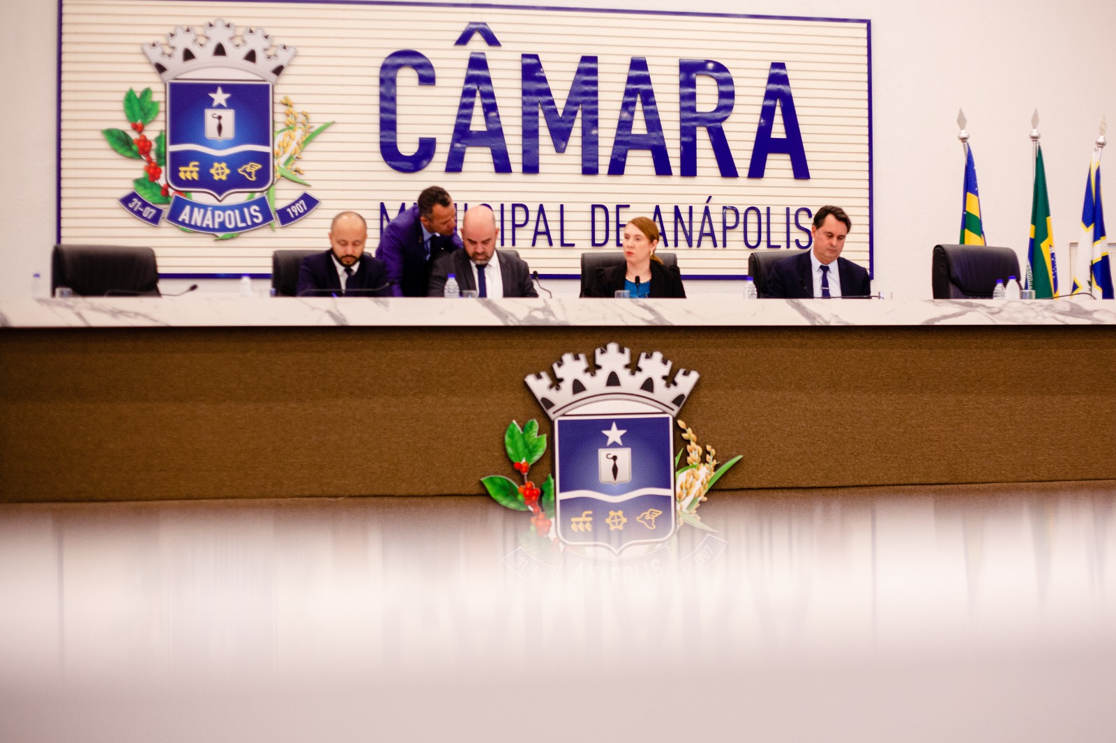 Câmara aprova lei mais rígida para organização de fios em postes e autoriza Executivo a solicitar financiamento à CEF