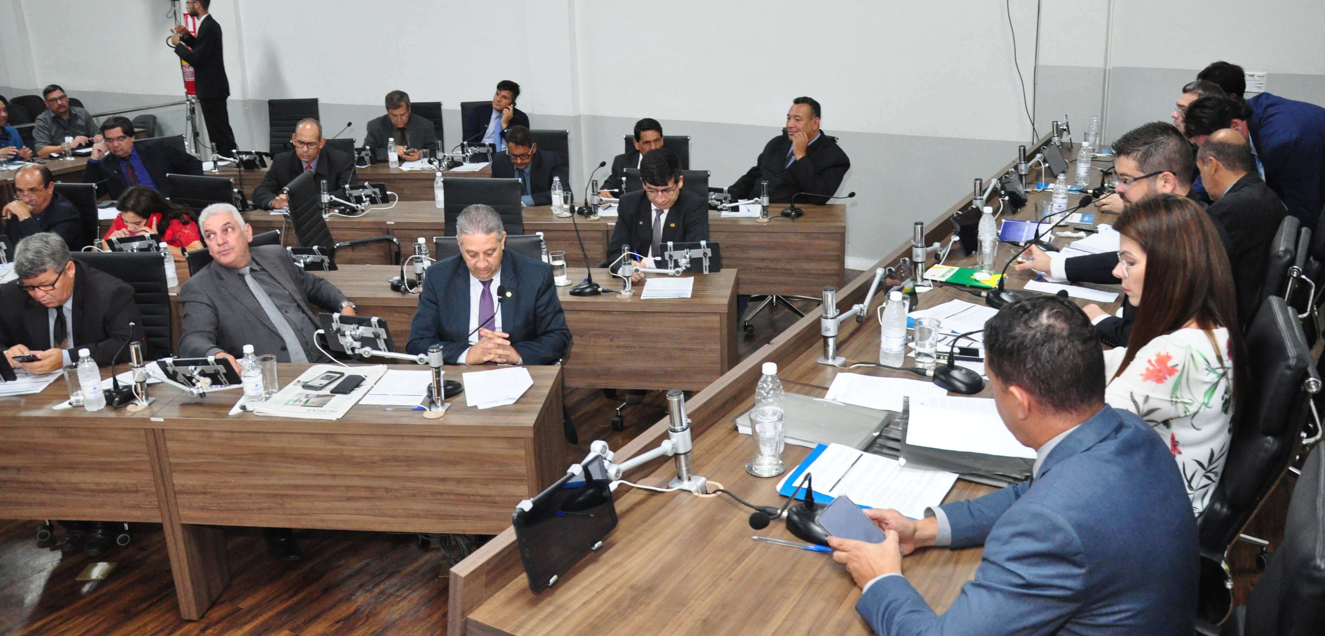 Câmara aprova oito projetos do Executivo e cinco projetos de vereadores em sessão extra