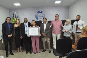 Câmara concede título de cidadania anapolina à médica Elaine Batista Rios