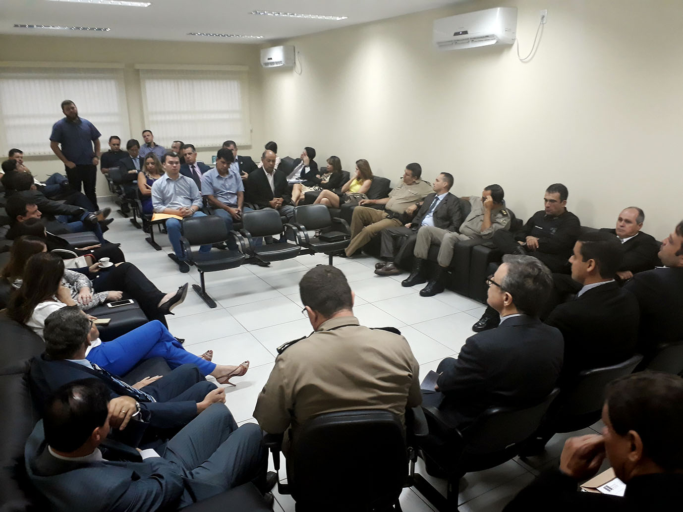 Câmara e demais segmentos organizados cobram, em reunião tensa, solução para caso dos presos transferidos de Aparecida de Goiânia para Anápolis