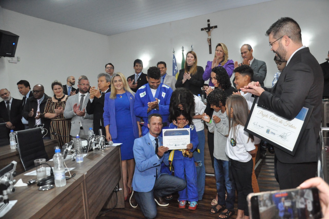 Câmara entrega Moção de Aplauso a atleta autista campeão sul-americano e seu treinador