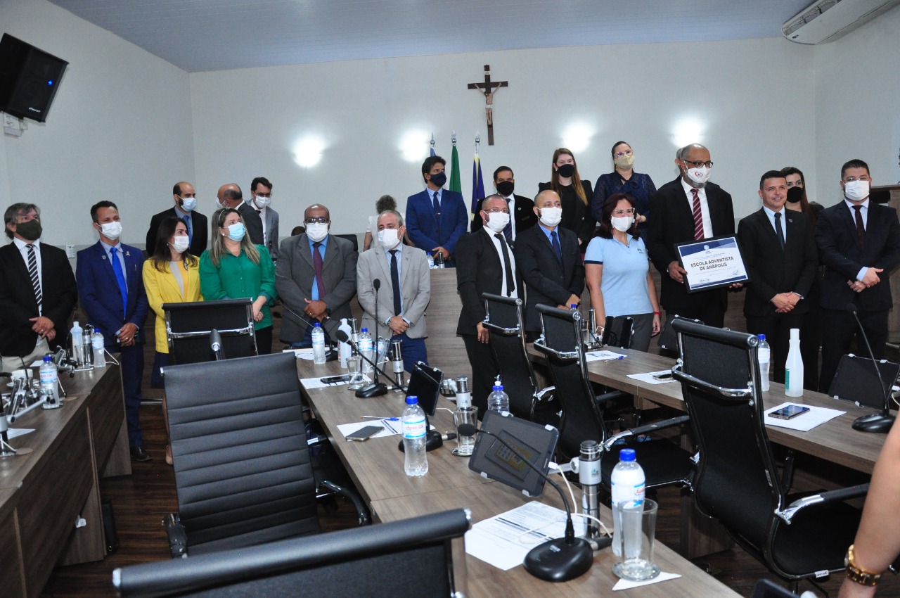 Câmara entrega Moção de Aplauso à Escola Adventista de Anápolis, pelos 50 anos de serviços prestados à cidade