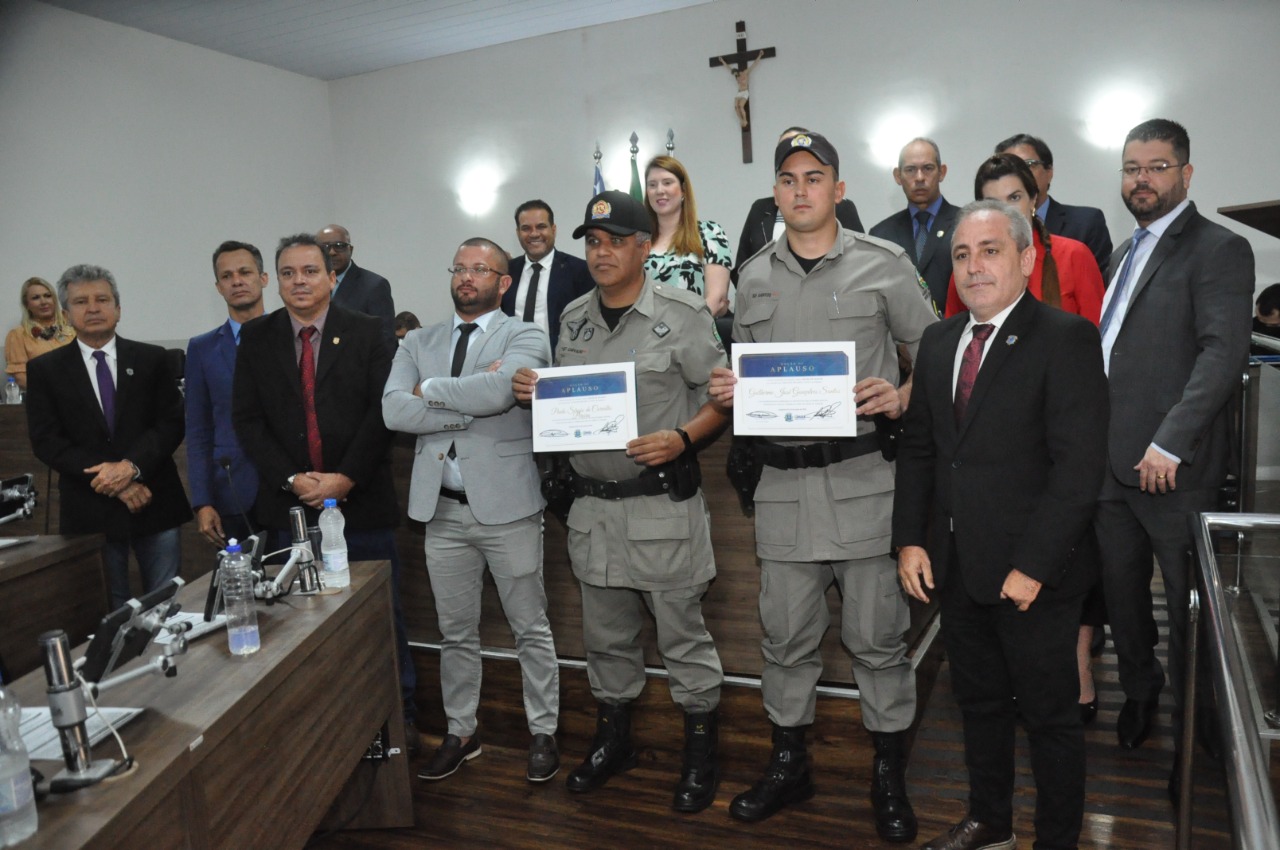 Câmara entrega Moção de Aplauso a policiais militares que prenderam homem que ateou fogo em empresa
