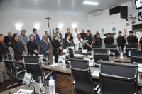 Câmara entrega Moção de Aplauso a policiais que fizeram campanha para ajudar mãe e filho desabrigados