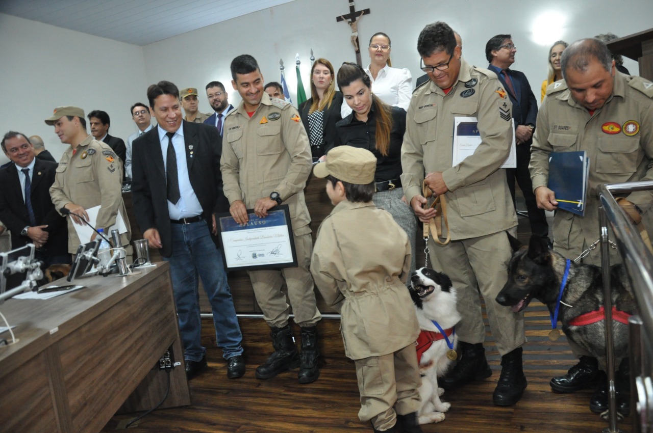 Câmara entrega Moção de Aplauso aos bombeiros que atuaram na tragédia de Petrópolis