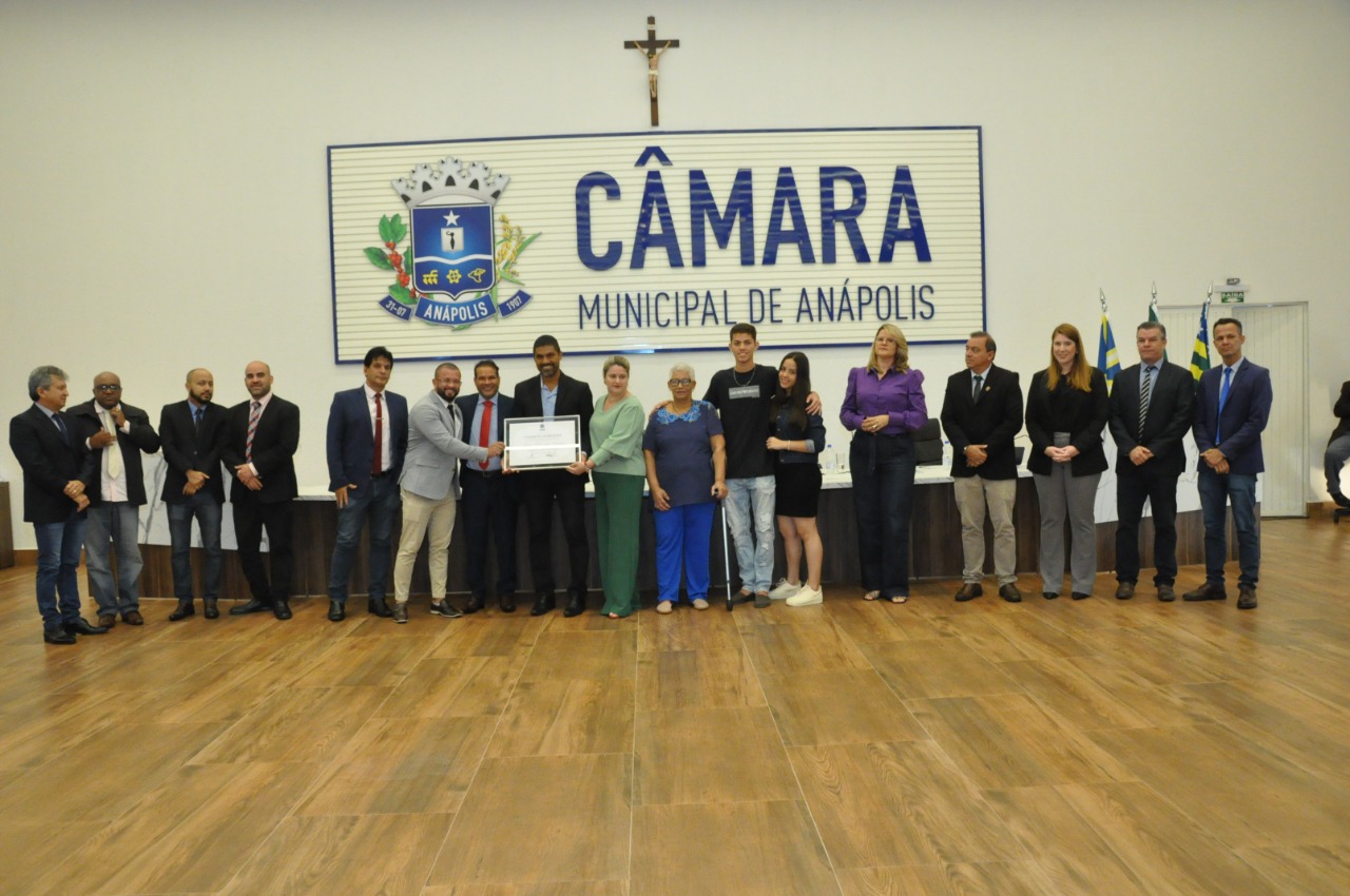 Câmara entrega título de cidadania anapolina a adestrador de cães Jairo Almeida Santos