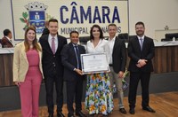 Câmara entrega título de cidadania anapolina à juíza Aline Vieira Tomás