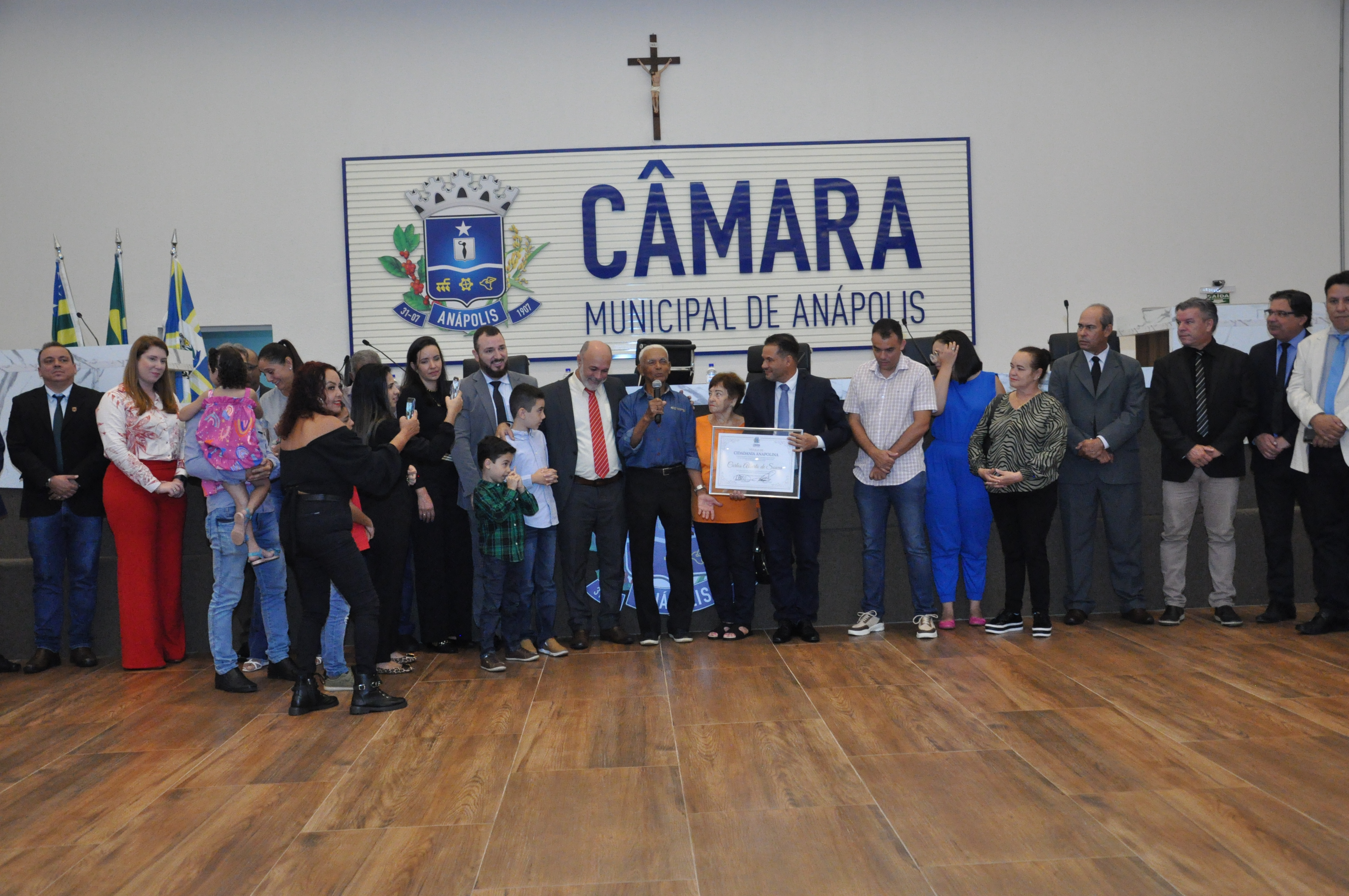 Câmara entrega título de cidadania anapolina ao líder comunitário Carlos Alberto de Souza