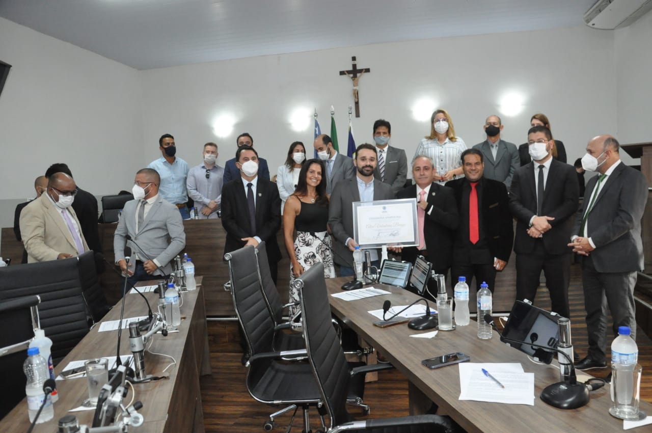 Câmara entrega título de cidadania anapolina ao tabelião Alex Braga