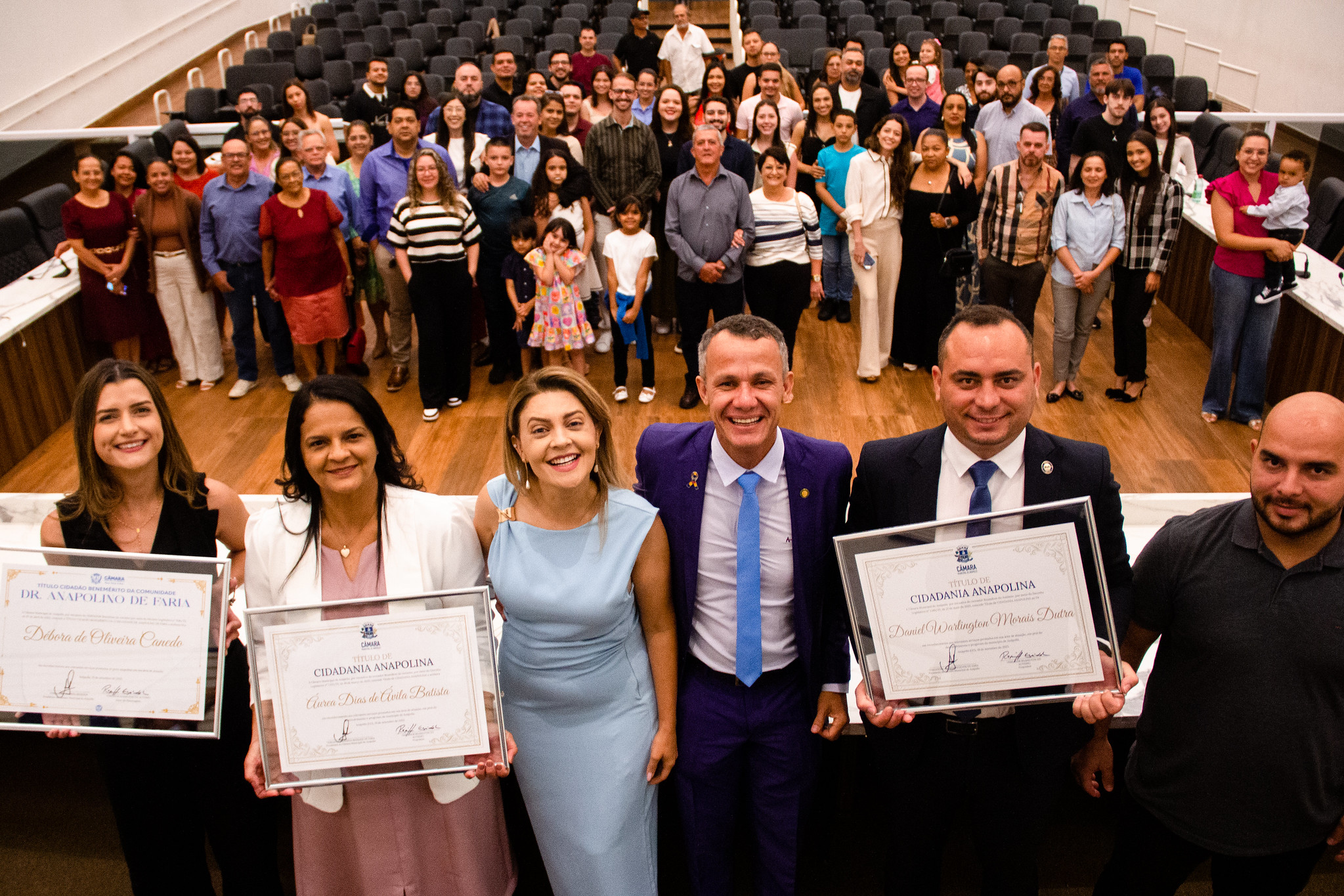 Câmara entrega títulos de cidadania anapolina a pastora e advogado, e título de cidadã benemérita a médica intensivista 