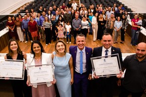 Câmara entrega títulos de cidadania anapolina a pastora e advogado, e título de cidadã benemérita a médica intensivista 
