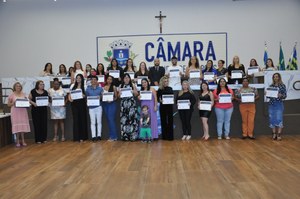 Em sessão solene, Câmara presta homenagem aos cuidadores escolares de Anápolis