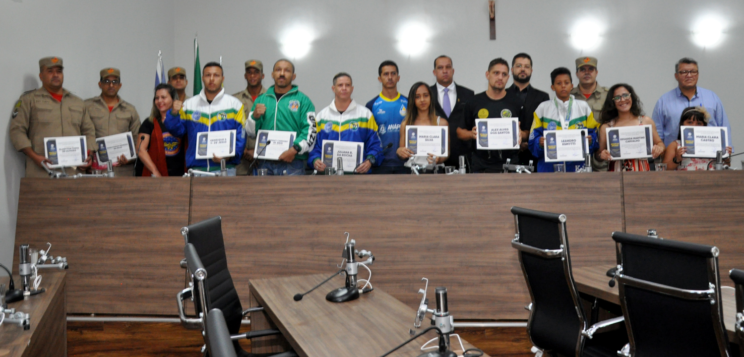 Câmara homenageia policiais militares, bombeiros e atletas de kickboxing