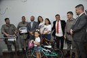 Câmara homenageia policiais que resgataram crianças e avó desaparecidas; meninas ganharam bicicletas
