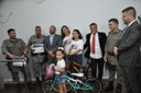 Câmara homenageia policiais que resgataram crianças e avó desaparecidas; meninas ganharam bicicletas Câmara homenageia policiais que resgataram crianças e avó desaparecidas; meninas ganharam bicicletas