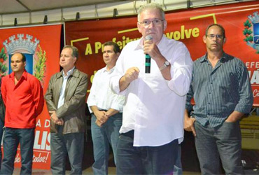 Câmara marca presença na entrega de asfalto no Campos Elisios