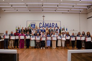 Câmara Municipal confere Medalha Vereadora Vilma Rodrigues a 27 pessoas que atuam em defesa dos idosos em Anápolis